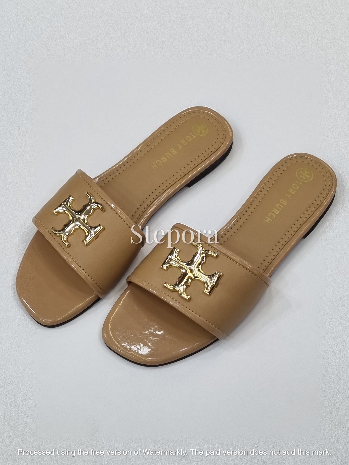 Glossy Gold Emblem Open Toe Slides – Women’s Chic Flat Sandals