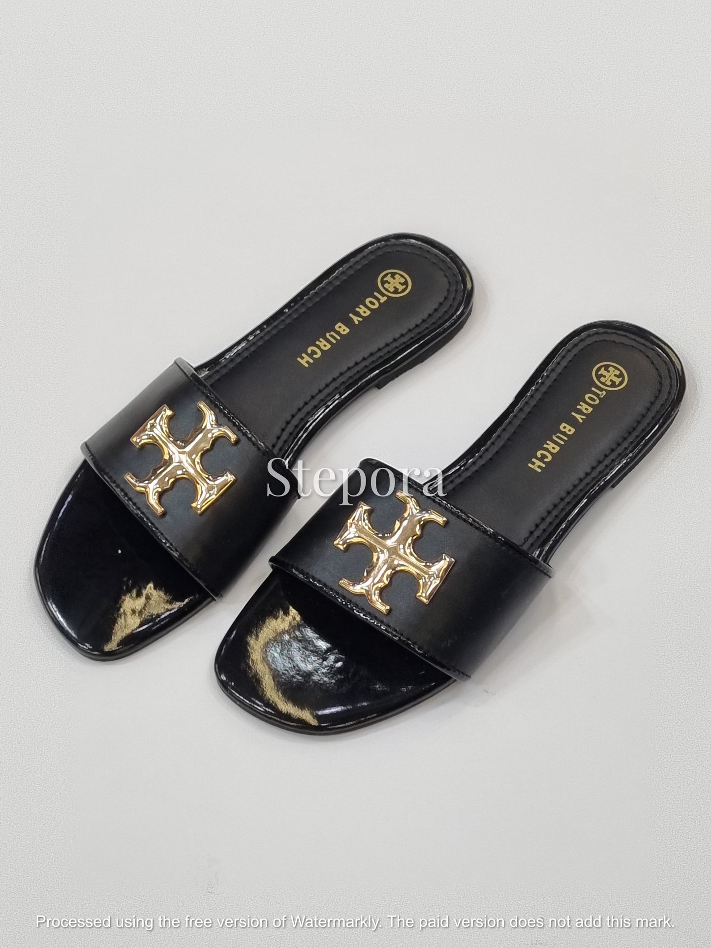 Glossy Gold Emblem Open Toe Slides – Women’s Chic Flat Sandals