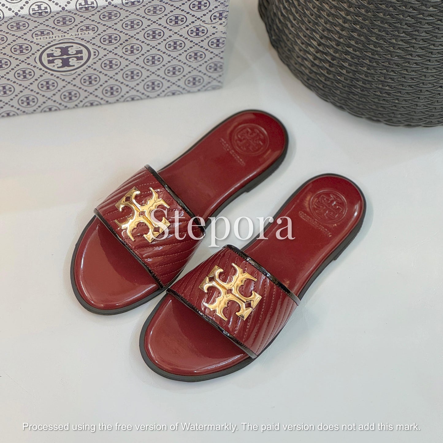 Quilted Open-Toe Flat Slides with Metallic Emblem – Chic Summer Footwear
