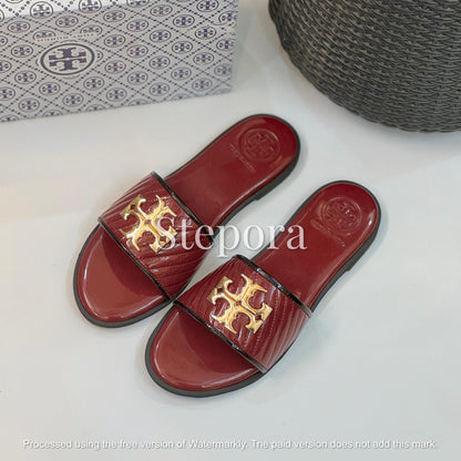 Quilted Open-Toe Flat Slides with Metallic Emblem – Chic Summer Footwear