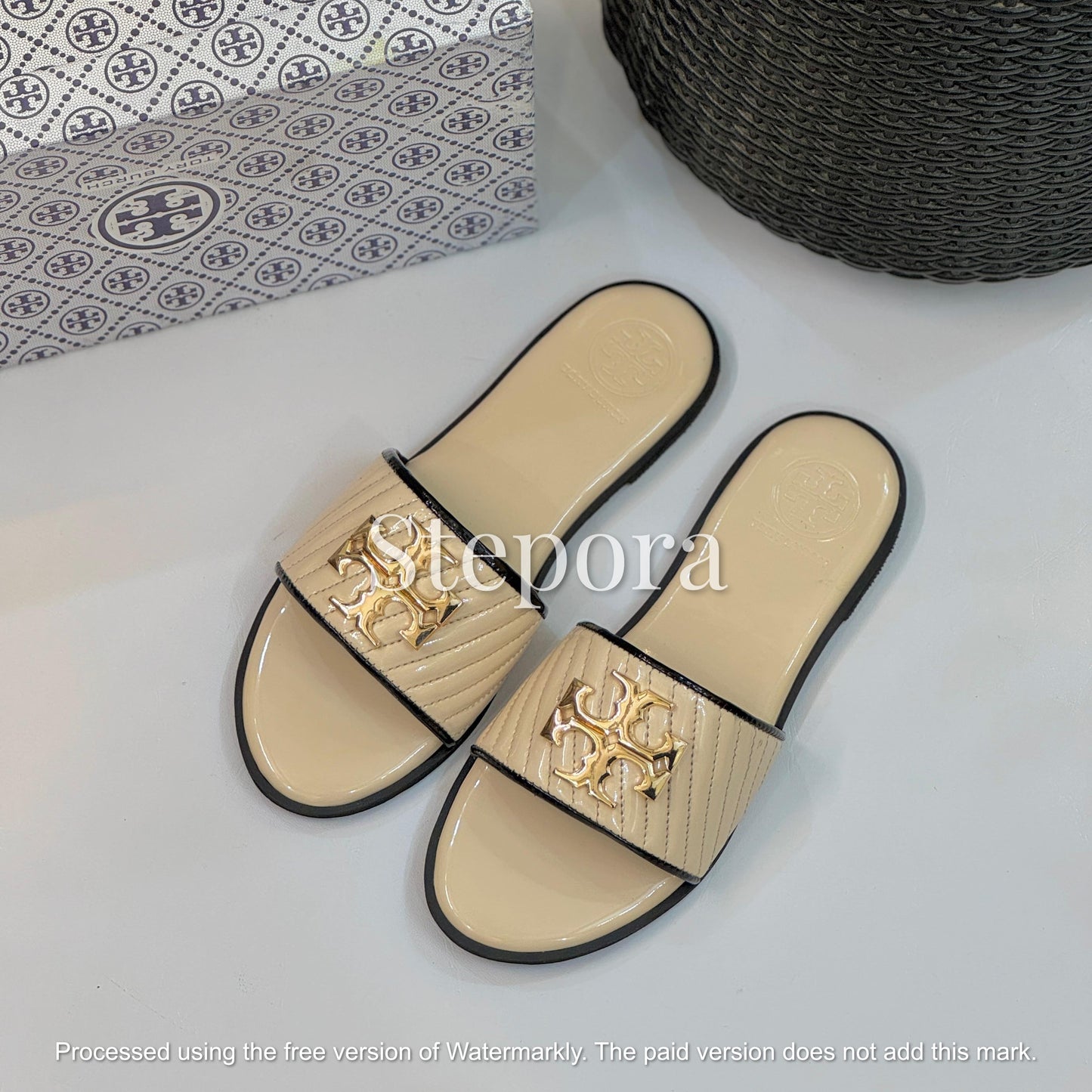 Quilted Open-Toe Flat Slides with Metallic Emblem – Chic Summer Footwear